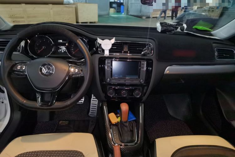 Used Volkswagen Sagitar 2018 1.6L Automatic Comfort Model Center Console
