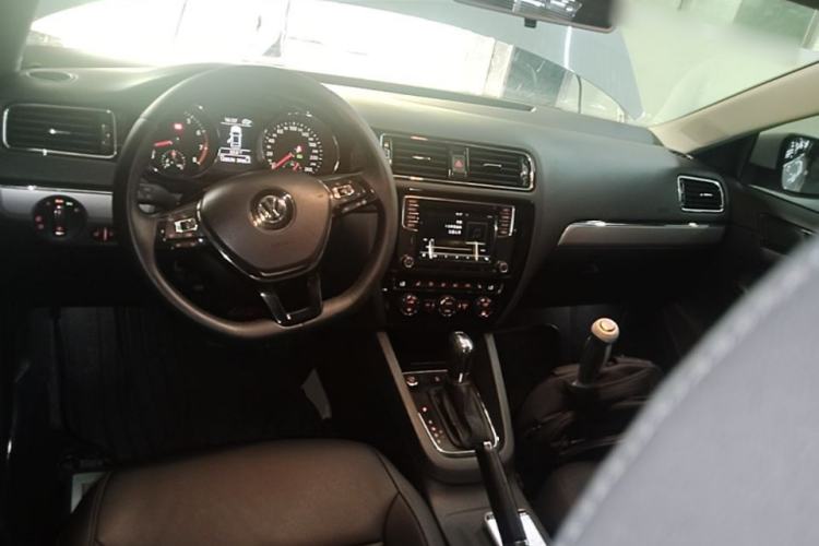 Used Volkswagen Sagitar 2018 280TSI DSG Ignite Edition Center Console