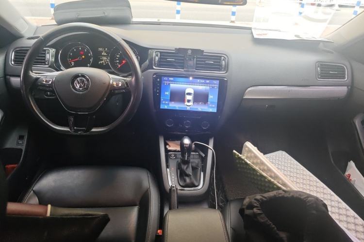 Used Volkswagen Sagitar 2018 1.6L Automatic Comfort Model Center Console