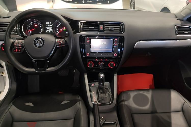 Used Volkswagen Sagitar 2018 1.6L Automatic Comfort Model Center Console