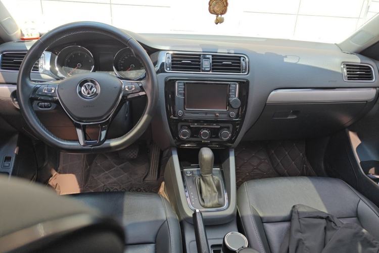 Used Volkswagen Sagitar 2018 1.6L Automatic Comfort Model Center Console