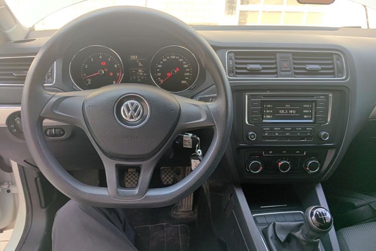 Used Volkswagen Sagitar 2018 1.6L Manual Fashion Edition Center Console