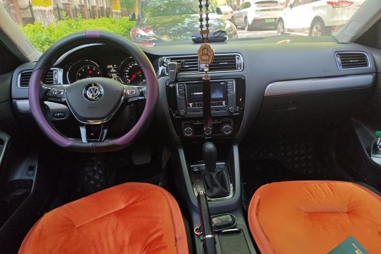Used Volkswagen Sagitar 2018 1.6L Automatic Comfort Model Center Console
