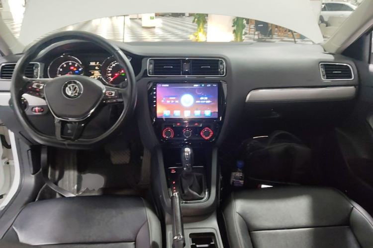 Used Volkswagen Sagitar 2018 1.6L Automatic Comfort Model Center Console