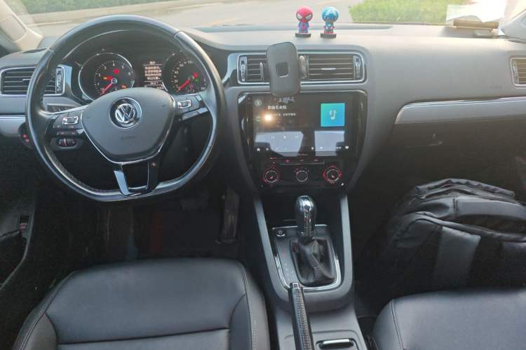Used Volkswagen Sagitar 2018 180TSI DSG Prestige Edition Center Console