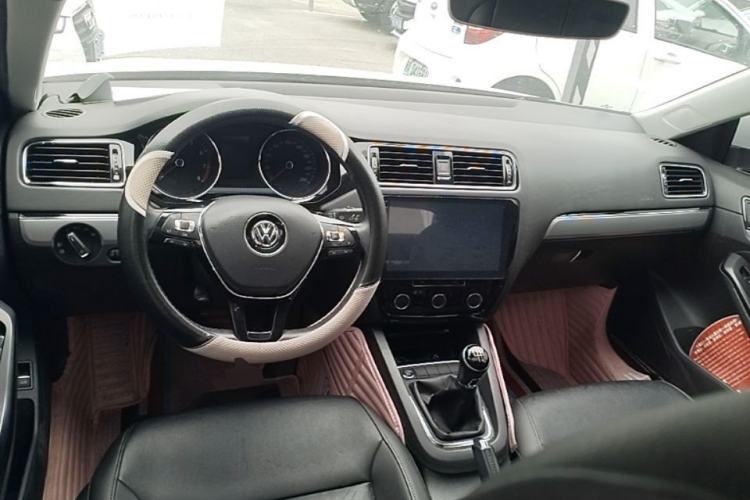 Used Volkswagen Sagitar 2018 1.6L Manual Comfort Model Center Console