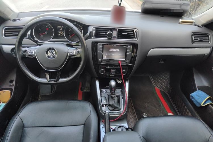 Used Volkswagen Sagitar 2018 1.6L Automatic Comfort Model Center Console