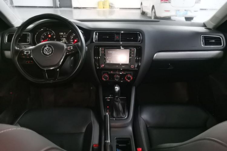 Used Volkswagen Sagitar 2018 1.6L Automatic Comfort Model Center Console