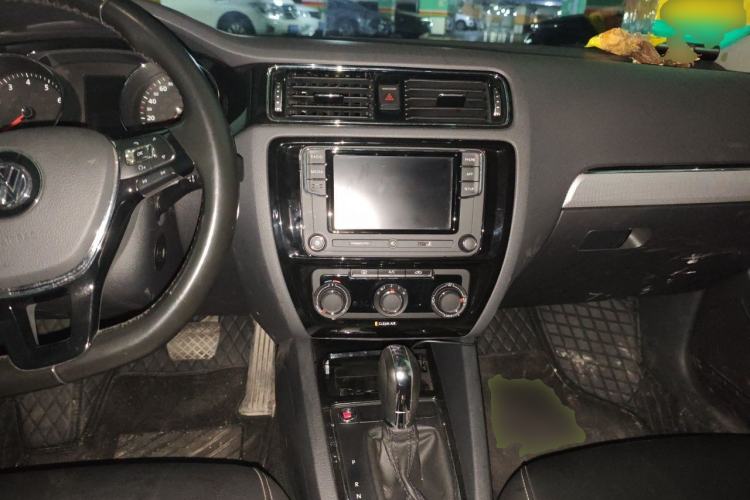 Used Volkswagen Sagitar 2018 1.6L Automatic Comfort Model Center Console