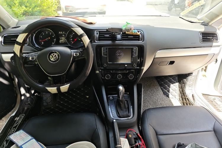Used Volkswagen Sagitar 2018 1.6L Automatic Comfort Model Center Console