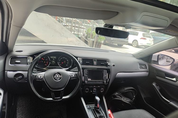 Used Volkswagen Sagitar 2018 1.6L Automatic Comfort Model Center Console