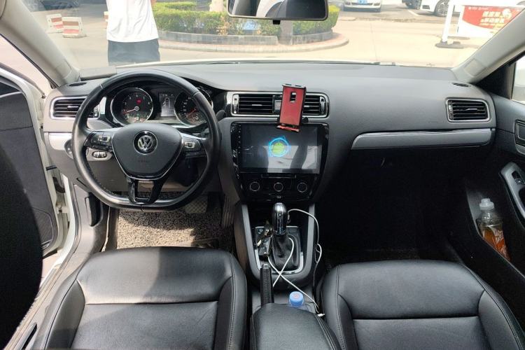 Used Volkswagen Sagitar 2018 280TSI DSG Comfort Model Center Console