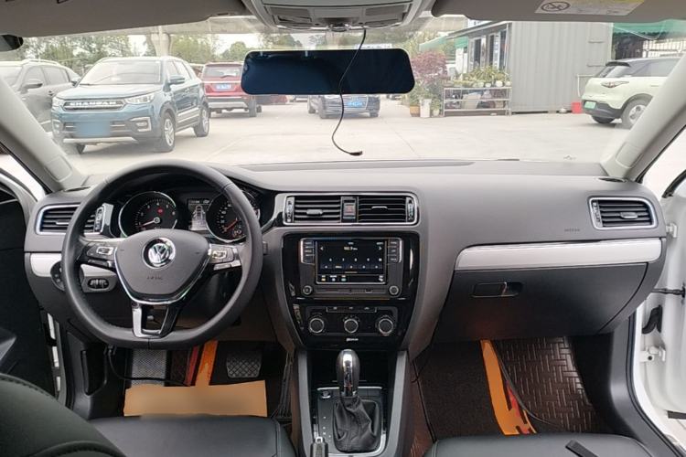 Used Volkswagen Sagitar 2018 280TSI DSG Comfort Model Center Console