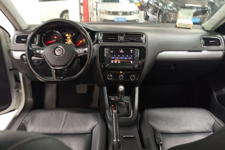 Used Volkswagen Sagitar 2018 1.6L Automatic Comfort Model Center Console