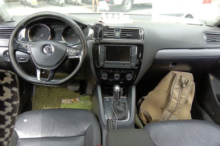 Used Volkswagen Sagitar 2018 1.6L Automatic Comfort Model Center Console