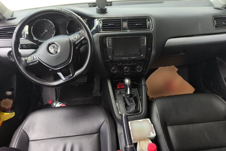 Used Volkswagen Sagitar 2018 1.6L Automatic Comfort Model Center Console