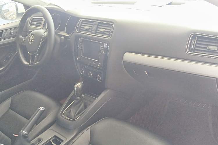 Used Volkswagen Sagitar 2018 1.6L Automatic Comfort Model Center Console