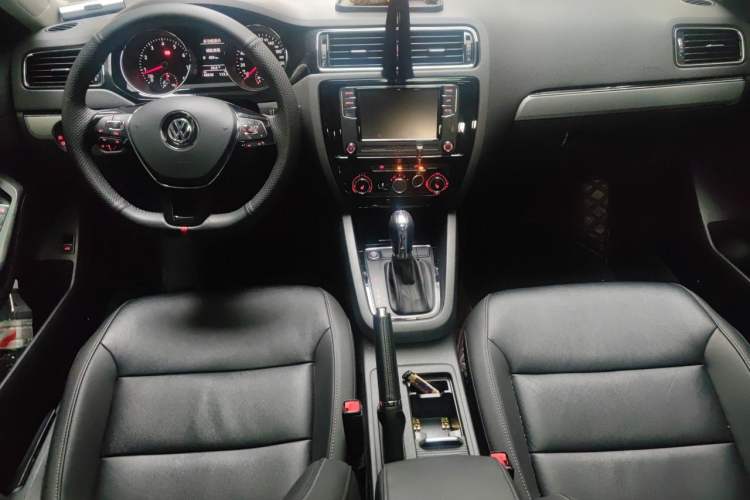 Used Volkswagen Sagitar 2018 180TSI DSG Prestige Edition Center Console