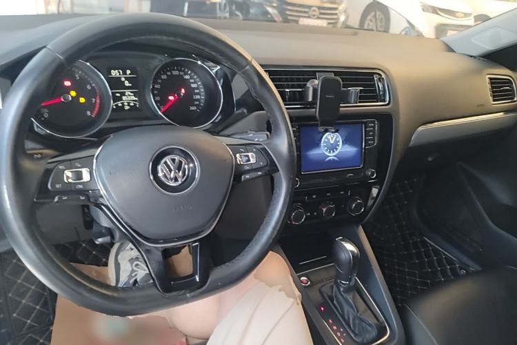 Used Volkswagen Sagitar 2018 1.6L Automatic Comfort Model Center Console