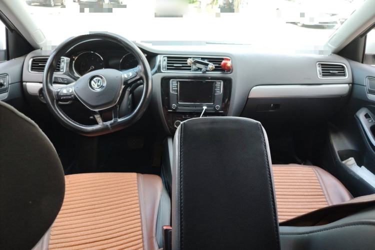 Used Volkswagen Sagitar 2018 1.6L Automatic Comfort Model Center Console