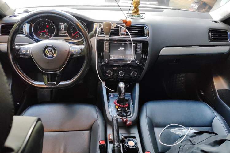 Used Volkswagen Sagitar 2018 280TSI DSG Ignite Edition Center Console
