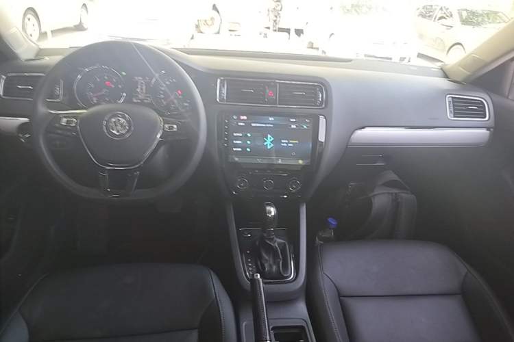Used Volkswagen Sagitar 2018 180TSI DSG Prestige Edition Center Console