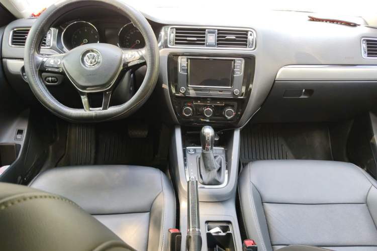 Used Volkswagen Sagitar 2018 1.6L Automatic Comfort Model Center Console