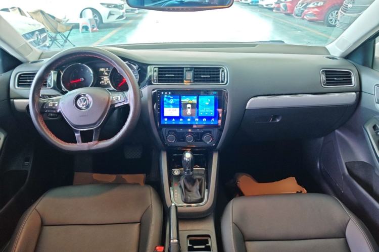 Used Volkswagen Sagitar 2018 1.6L Automatic Comfort Model Center Console