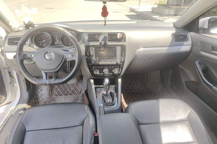 Used Volkswagen Sagitar 2018 280TSI DSG Comfort Model Center Console