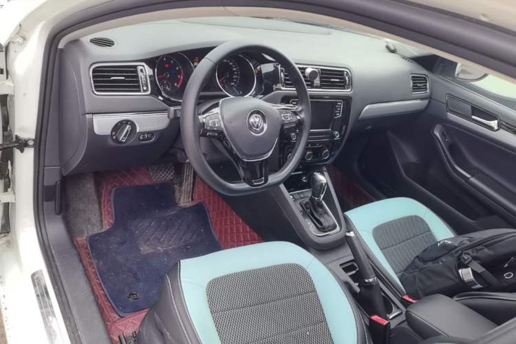 Used Volkswagen Sagitar 2018 280TSI DSG Comfort Model Center Console