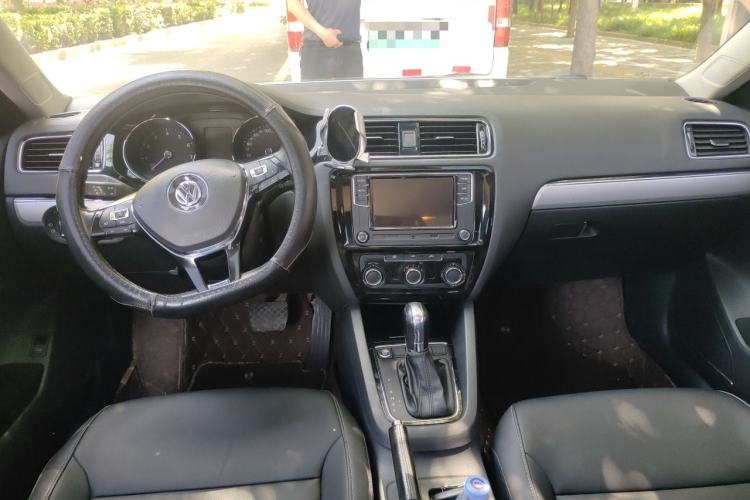 Used Volkswagen Sagitar 2018 1.6L Automatic Comfort Model Center Console