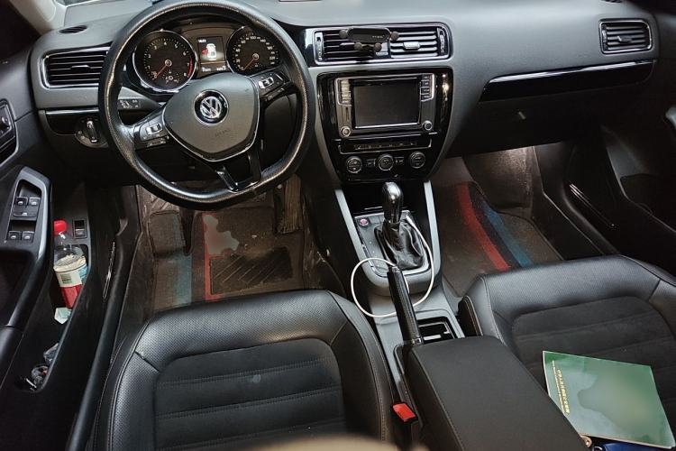 Used Volkswagen Sagitar 2018 280TSI DSG Luxury Model Center Console
