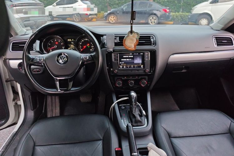 Used Volkswagen Sagitar 2018 1.6L Automatic Comfort Model Center Console