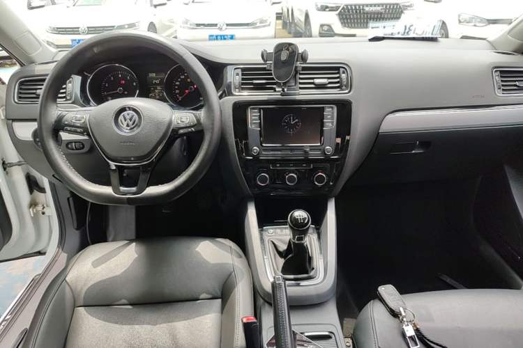 Used Volkswagen Sagitar 2018 1.6L Manual Comfort Model Center Console
