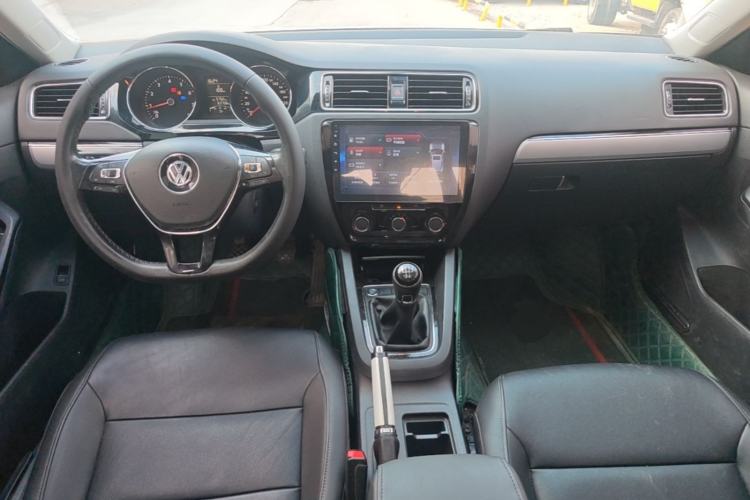 Used Volkswagen Sagitar 2018 1.6L Manual Comfort Model Center Console