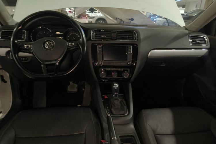 Used Volkswagen Sagitar 2018 1.6L Automatic Comfort Model Center Console