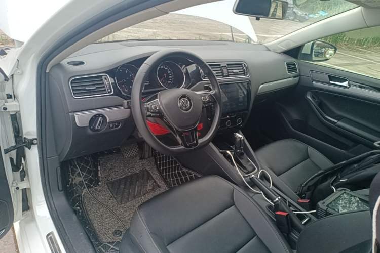 Used Volkswagen Sagitar 2018 280TSI DSG Ignite Edition Center Console
