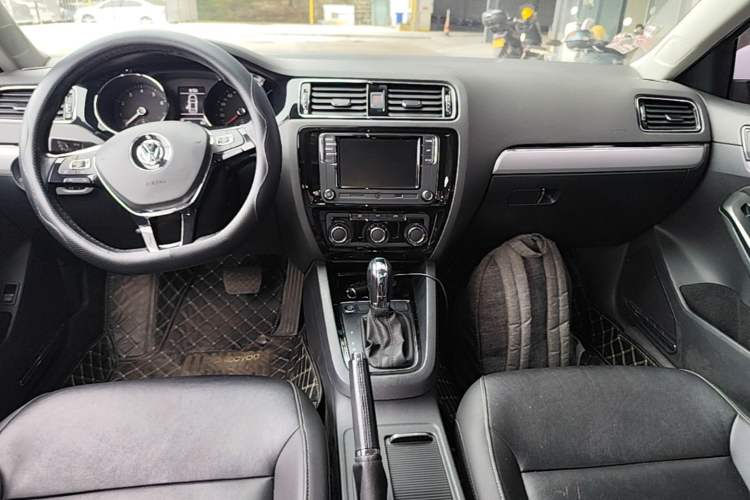 Used Volkswagen Sagitar 2018 280TSI DSG Ignite Edition Center Console
