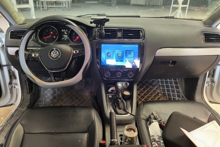 Used Volkswagen Sagitar 2018 1.6L Automatic Comfort Model Center Console