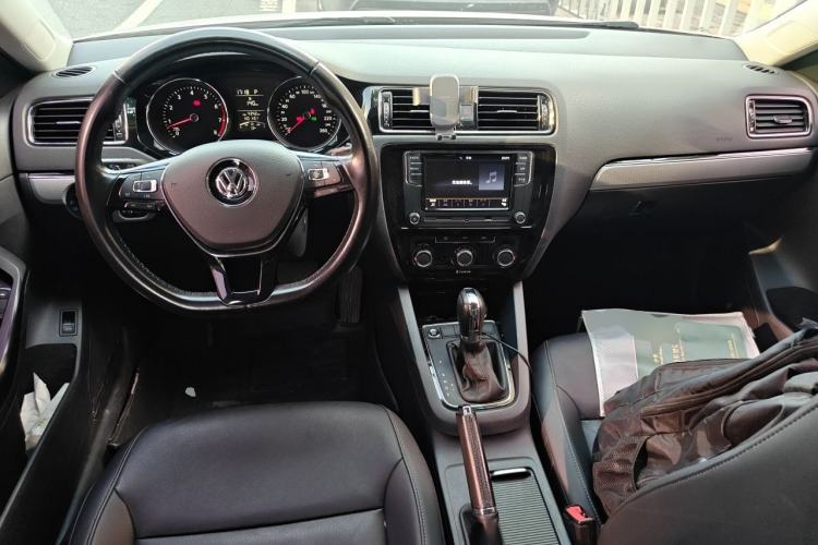 Used Volkswagen Sagitar 2018 1.6L Automatic Comfort Model Center Console