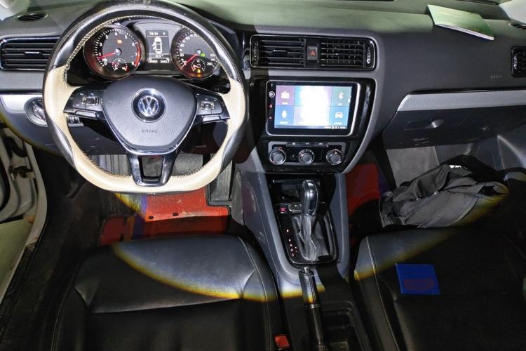 Used Volkswagen Sagitar 2018 280TSI DSG Ignite Edition Center Console