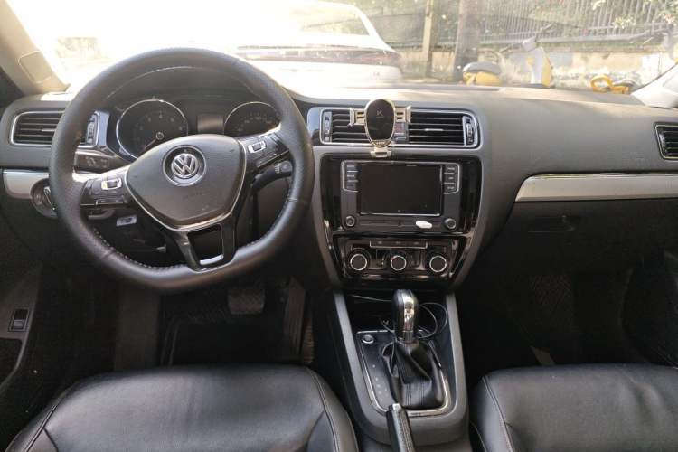 Used Volkswagen Sagitar 2018 1.6L Automatic Comfort Model Center Console