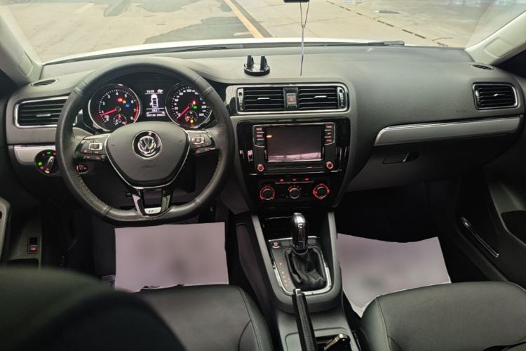 Used Volkswagen Sagitar 2018 280TSI DSG Comfort Model Center Console