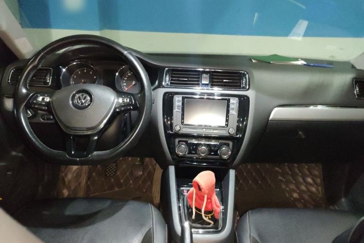 Used Volkswagen Sagitar 2018 1.6L Manual Comfort Model Center Console