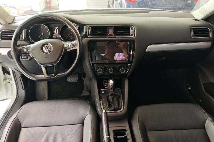 Used Volkswagen Sagitar 2018 280TSI DSG Comfort Model Center Console