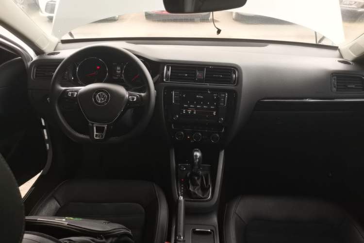Used Volkswagen Sagitar 2018 280TSI DSG Luxury Model Center Console