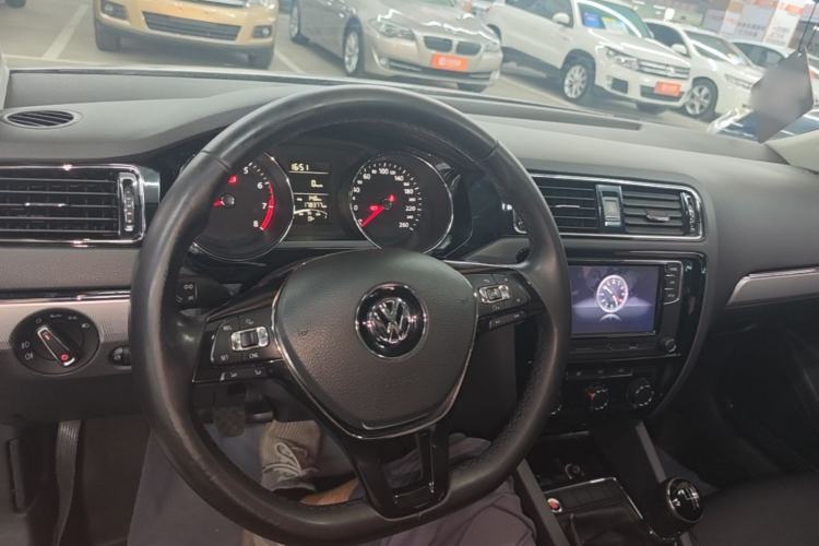 Used Volkswagen Sagitar 2018 1.6L Manual Comfort Model Center Console