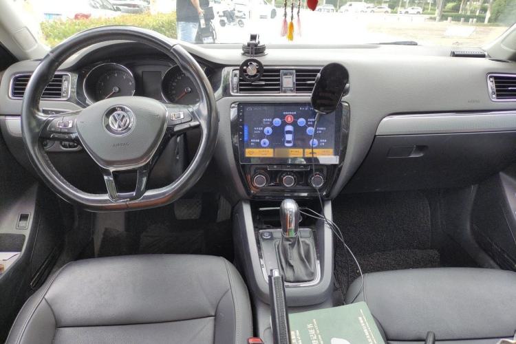 Used Volkswagen Sagitar 2018 1.6L Automatic Comfort Model Center Console