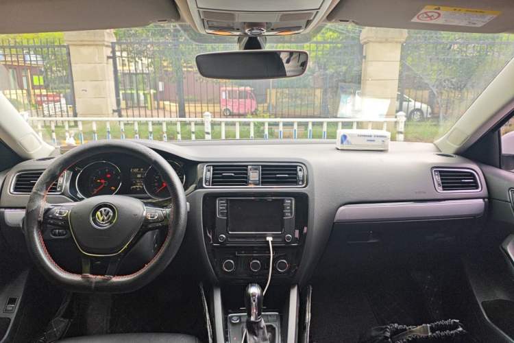 Used Volkswagen Sagitar 2018 1.6L Automatic Comfort Model Center Console