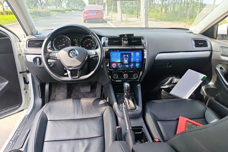 Used Volkswagen Sagitar 2018 1.6L Automatic Comfort Model Center Console